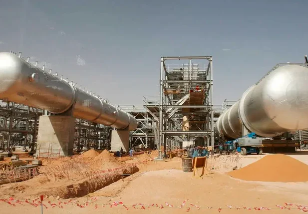 Campo de petróleo na Arábia Saudita antes de ser atingido por ataque de drones