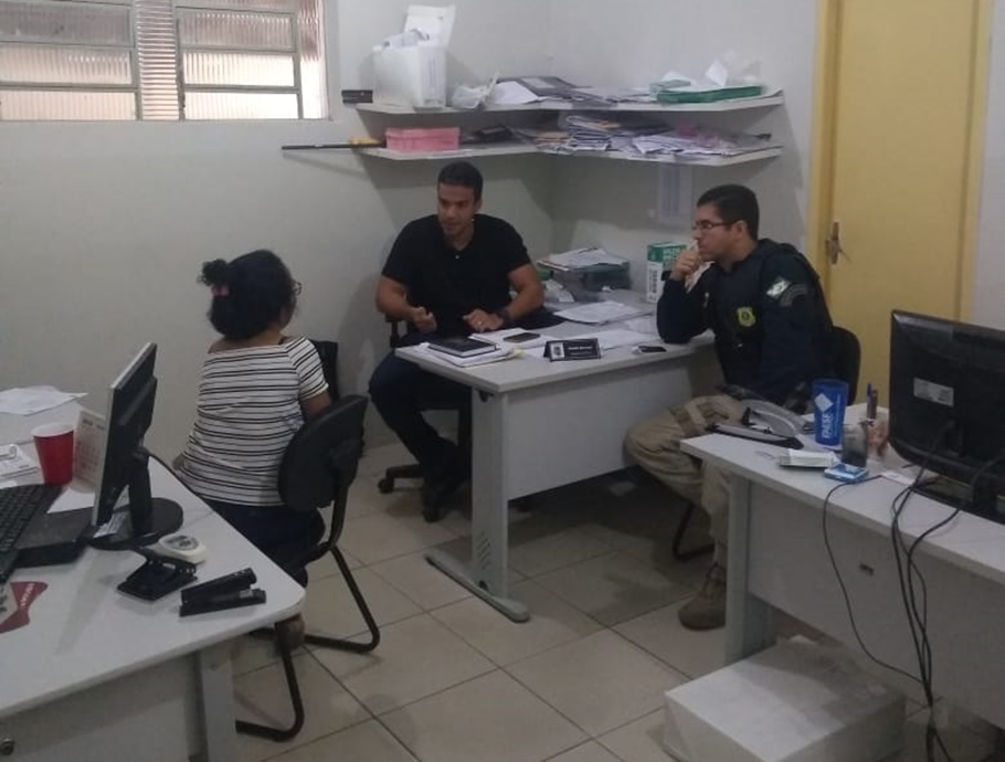 Mulher sendo ouvida na Delegacia de Floriano