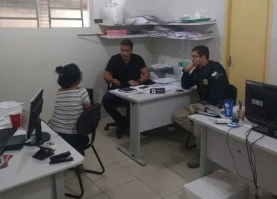 Mulher sendo ouvida na Delegacia de Floriano