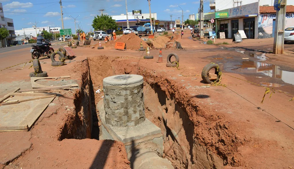 Obras de drenagem em Picos se arrastam há mais de um ano 