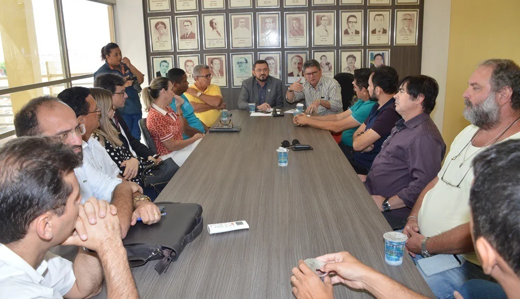 Padre Walmir em reunião com Ribamar Bastos 