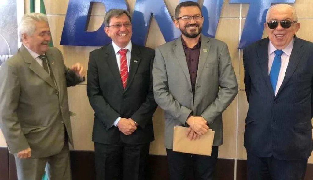 Senador Elmano Férrer, diretor geral do Dnit, Padre Walmir e deputado Paes Landim 