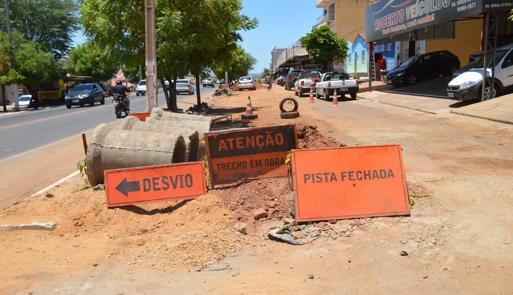 Serviço de escavação chega ao bairro Bomba 