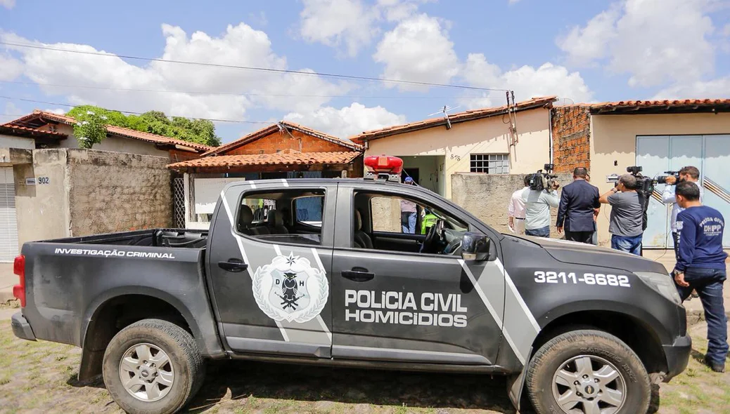 Viatura do Departamento de Homicídios (DHPP) no local do crime