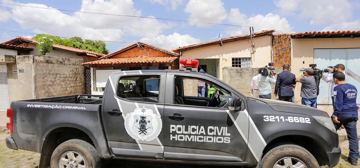 Viatura do Departamento de Homicídios (DHPP) no local do crime