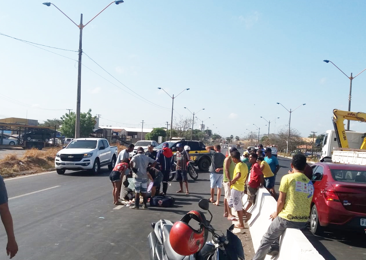 A vítima parou no outro lado da pista após ser atropelada quando atravessava a pista.