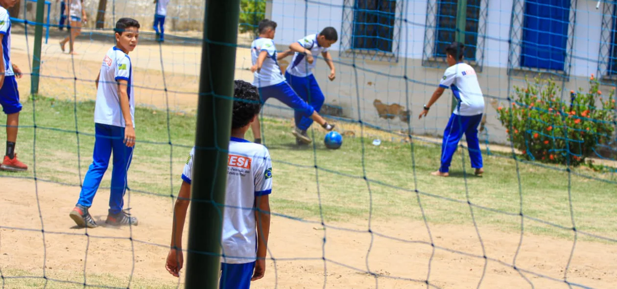 Garotos jogando bola