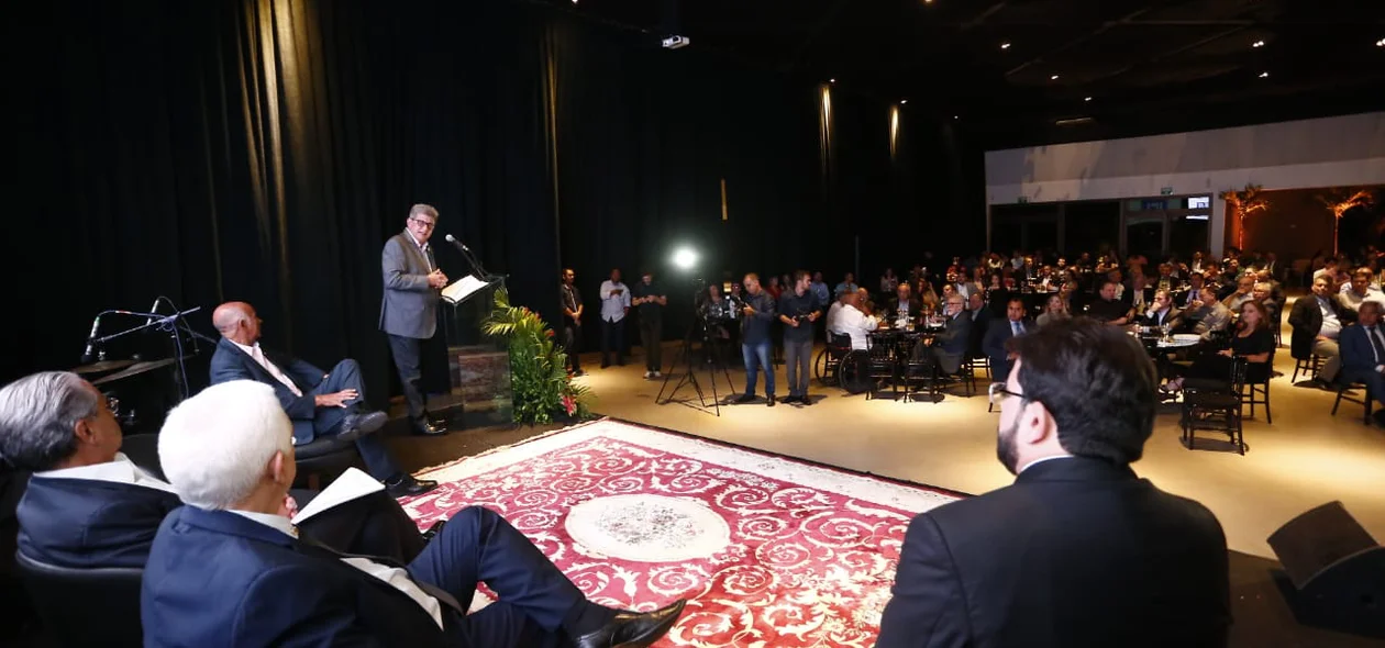 Zé Filho discursa durante evento em Teresina