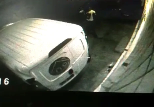 Câmera flagra ação de acusado de assalto a padaria
