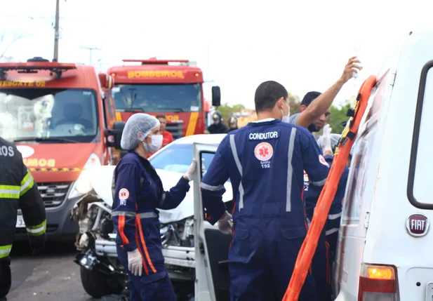 Colisão entre três veículos deixa feridos no Vale do Gavião