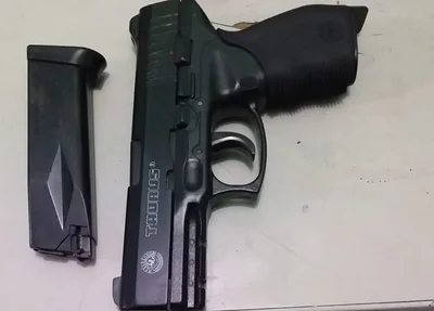 Arma encontrada com o suspeito