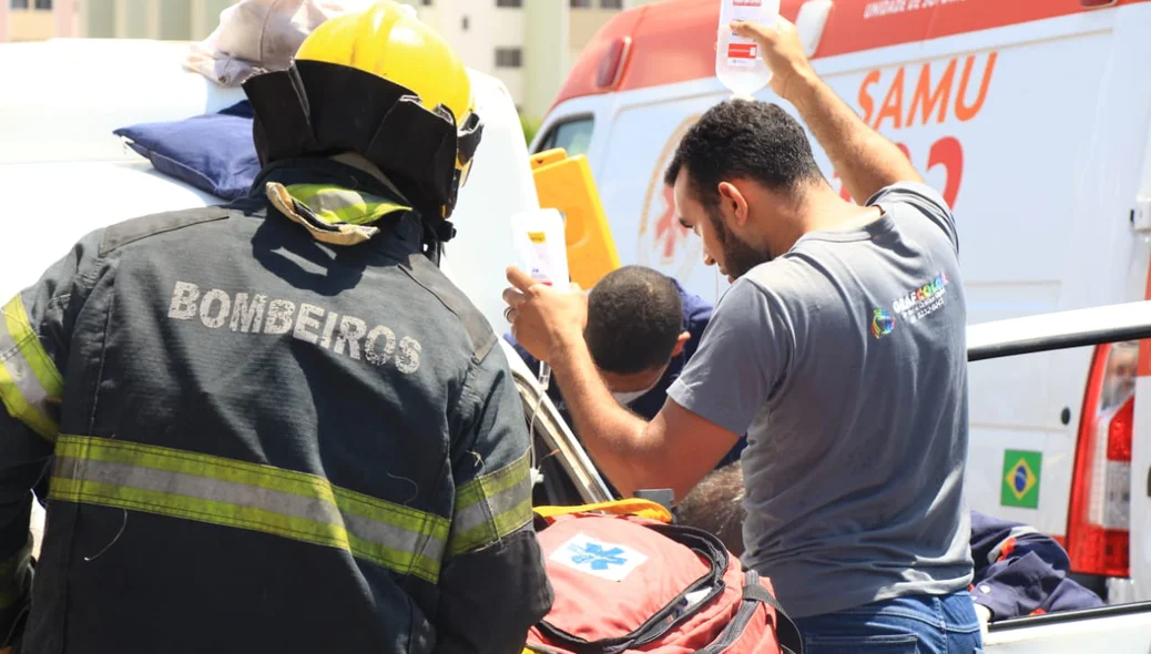 Bombeiros fazem o resgate das vítimas que ficaram presas às ferragens