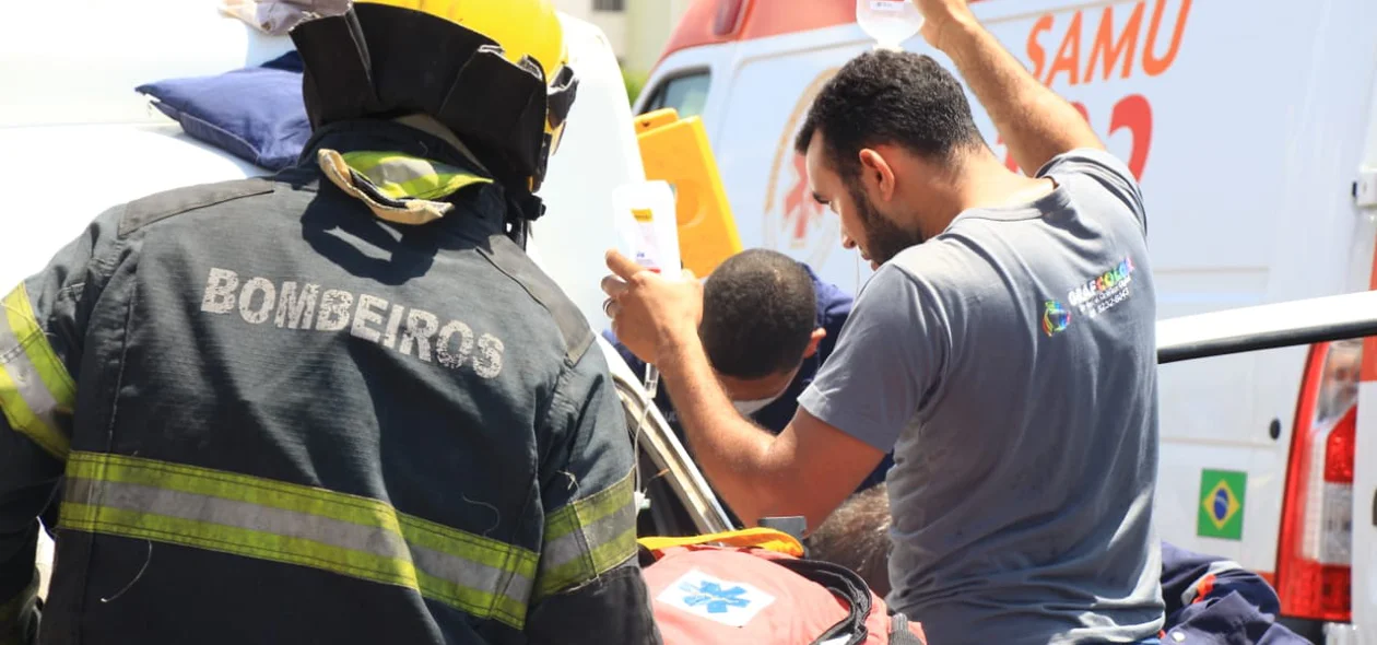 Bombeiros fazem o resgate das vítimas que ficaram presas às ferragens