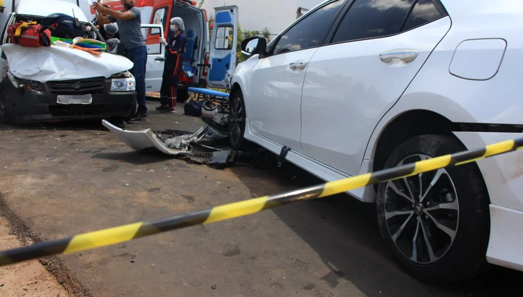 Colisão envolveu um Corolla, uma Fiorino e uma motocicleta
