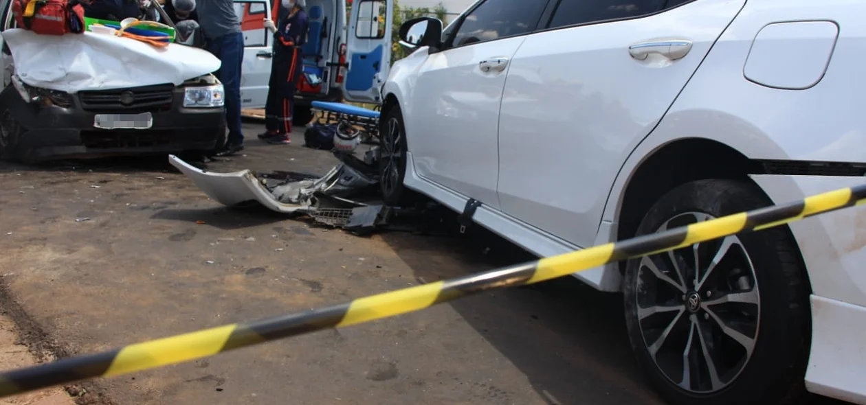 Colisão envolveu um Corolla, uma Fiorino e uma motocicleta