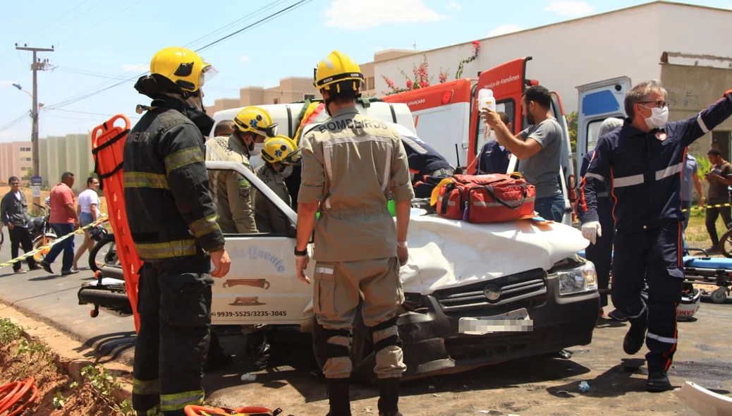 Corpo de Bombeiros faz atendimento das vítimas que ficaram presas às ferragens