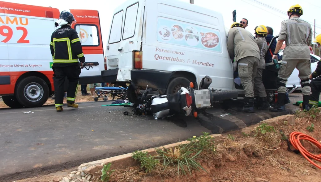 Motocicleta foi parar embaixo do veículo no Vale do Gavião