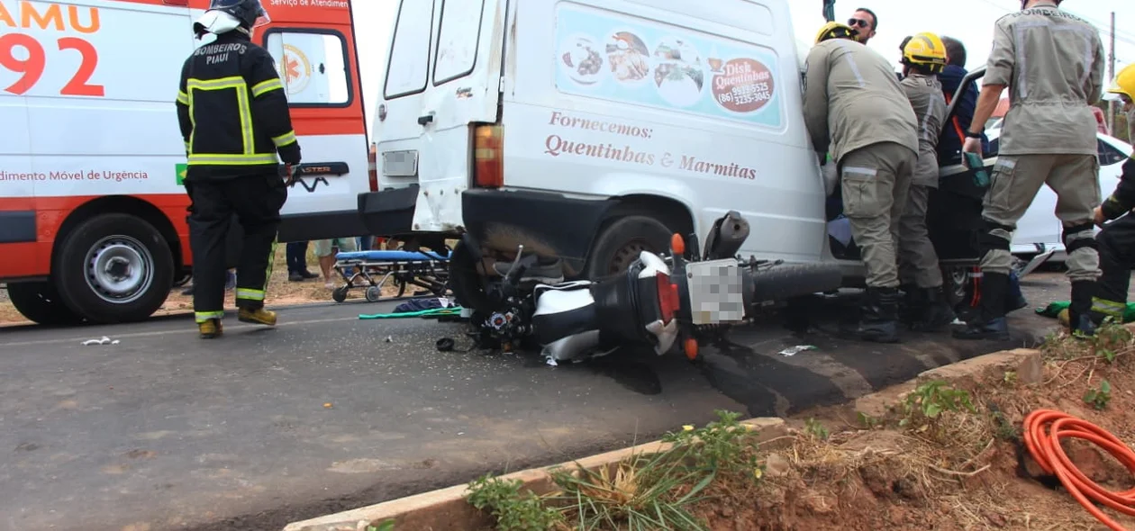 Motocicleta foi parar embaixo do veículo no Vale do Gavião