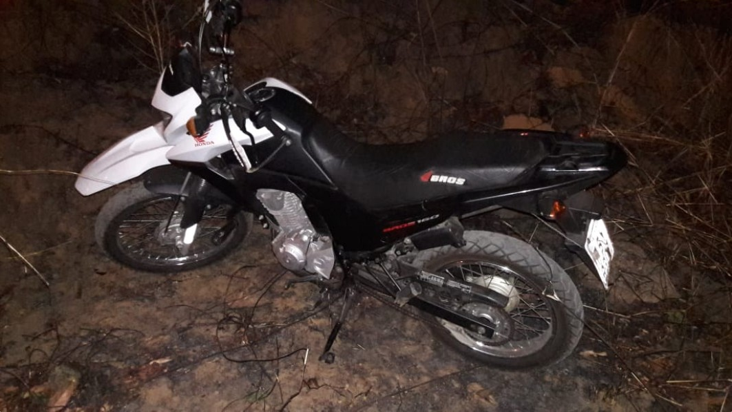 Motocicleta apreendida foi localizada em matagal próximo ao Terminal Livramento