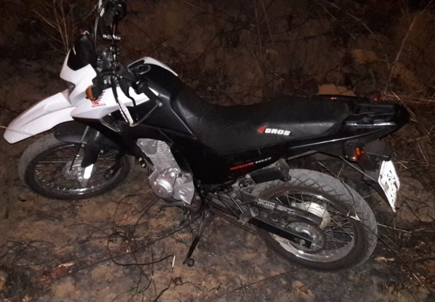 Motocicleta apreendida foi localizada em matagal próximo ao Terminal Livramento