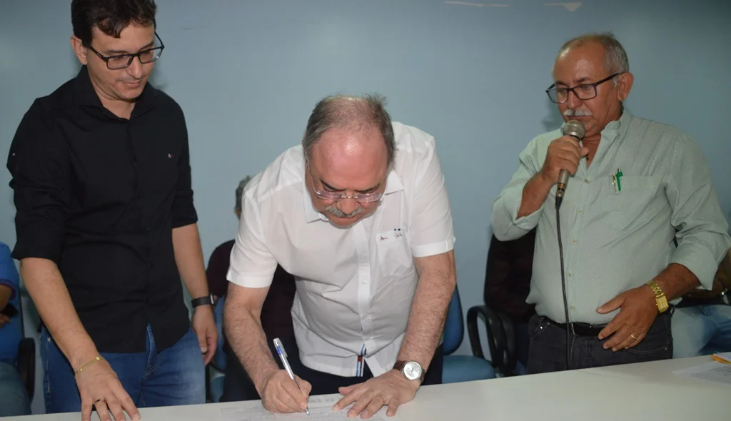 Osmar Júnior abona ficha de filiação do Procurador Maycon Luz
