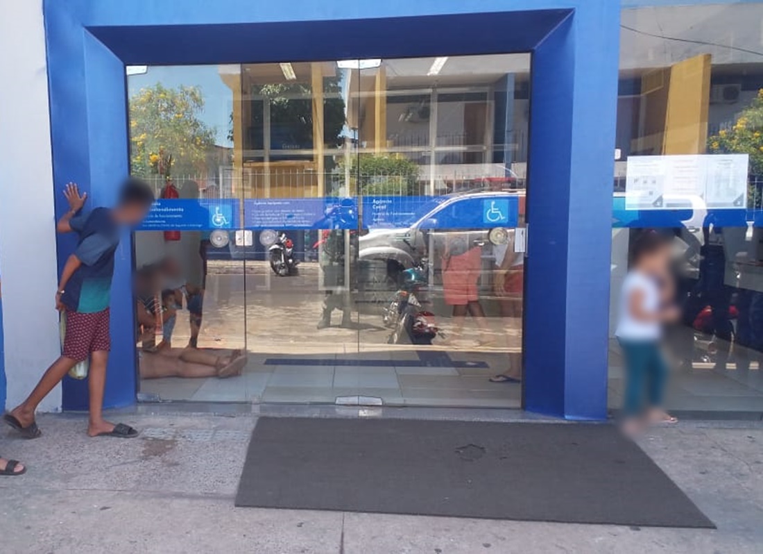 Porta de agência trava e deixa pessoas presas em Cocal