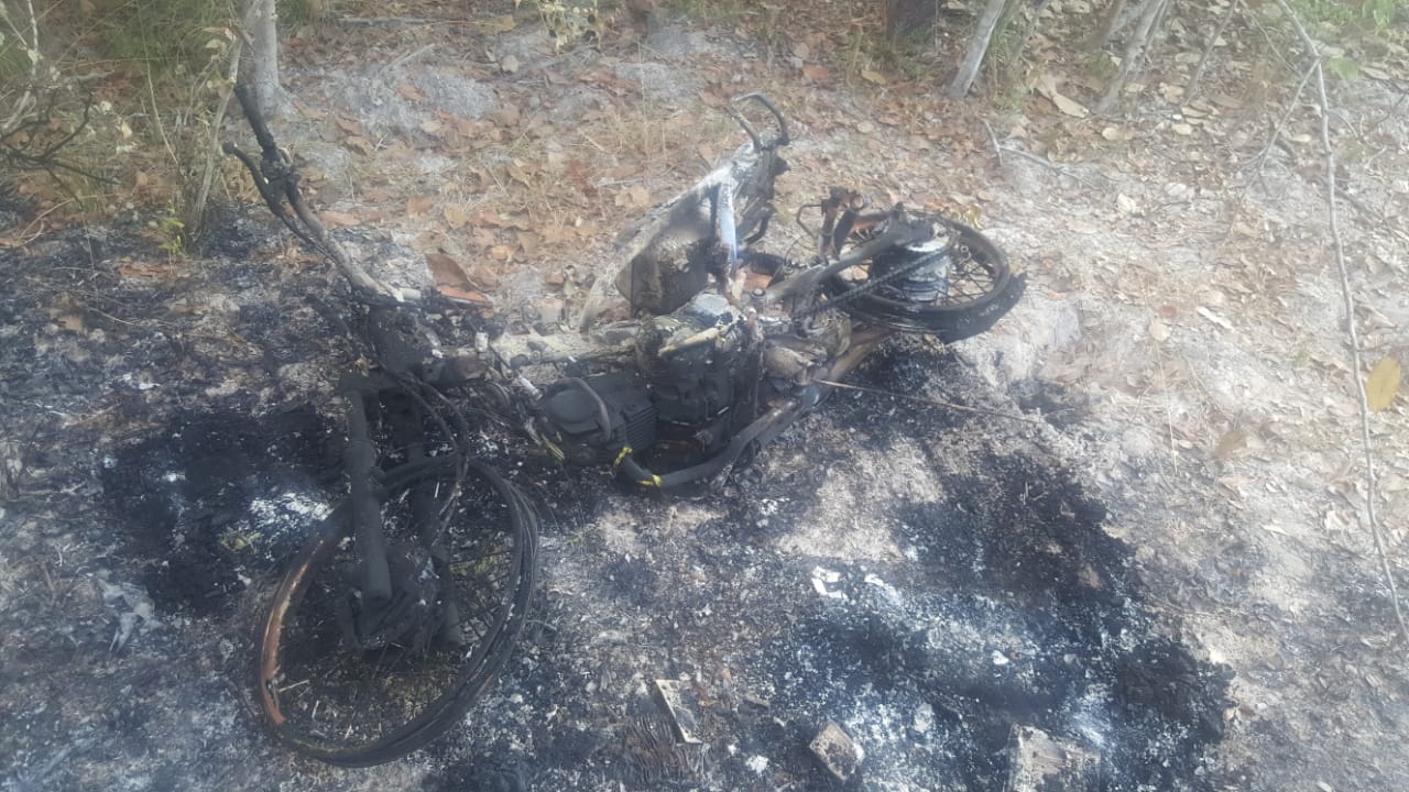 Motocicleta completamente queimada