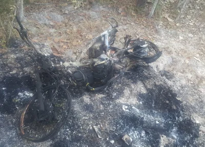 Motocicleta completamente queimada