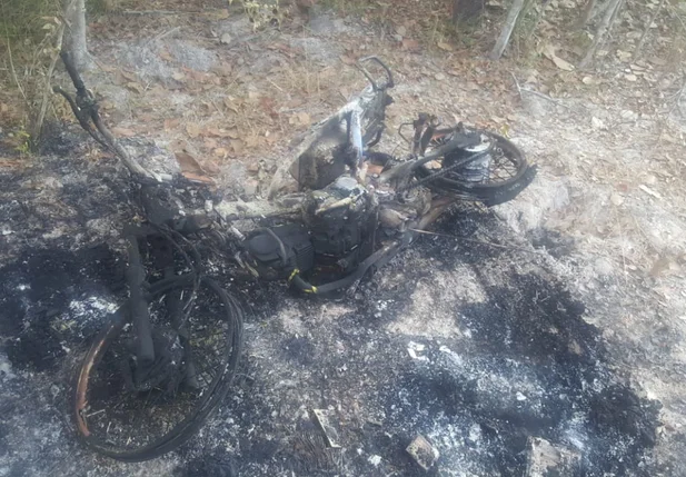 Motocicleta completamente queimada