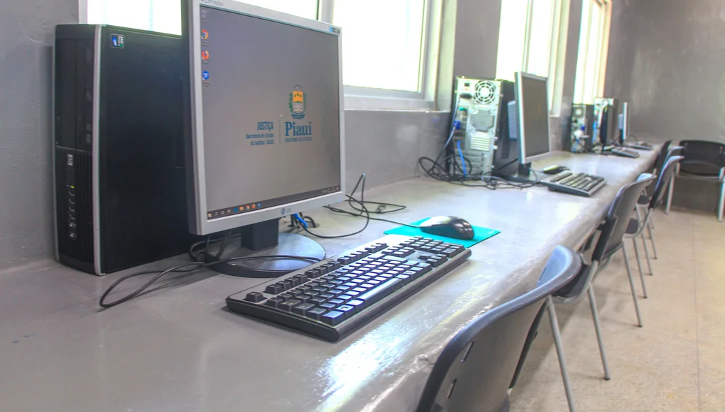 Sala de informática da Cadeia Pública de Altos