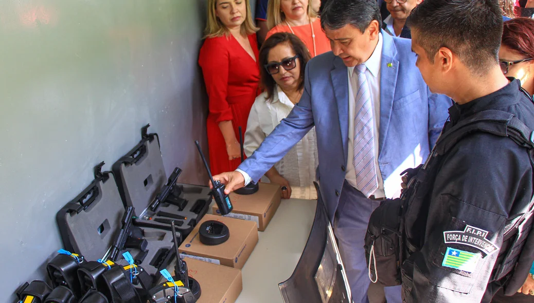 Wellington Dias entrega materiais para a Cadeia Pública de Altos