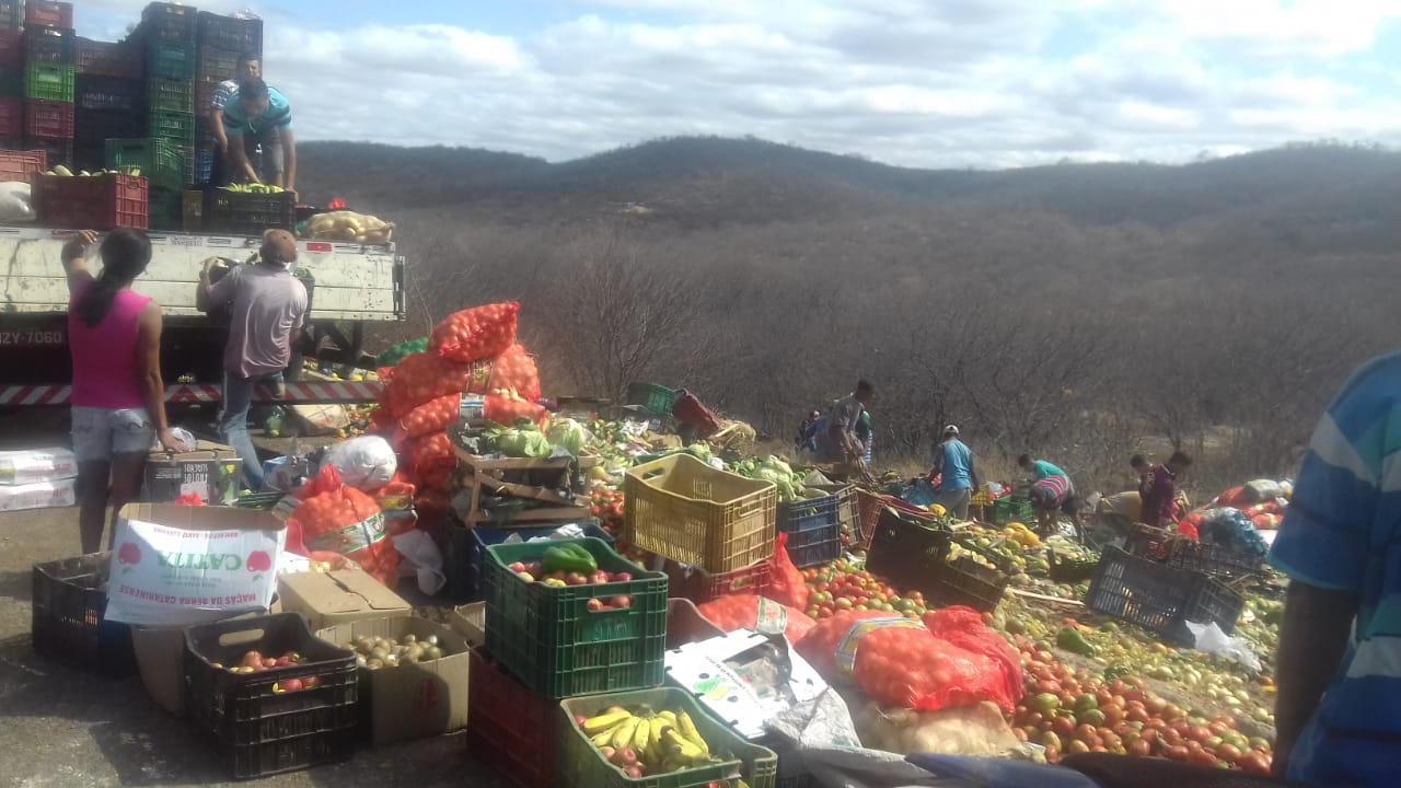 Caminhão carregado de frutas que tombou na PI 143