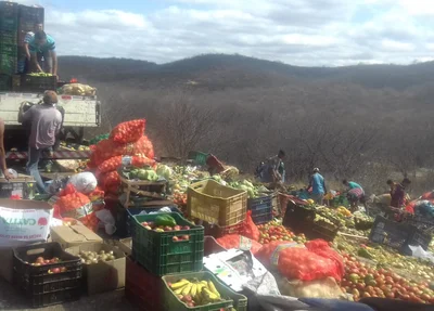 Caminhão carregado de frutas que tombou na PI 143