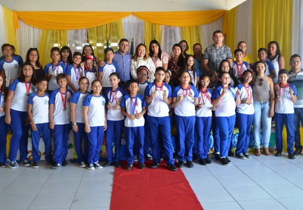 Estudantes de Campo Maior recebem medalhas 