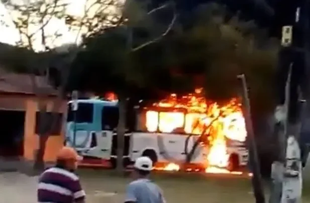 Ônibus incendiado no Ceará