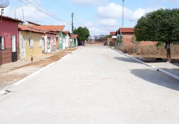 Calçamento em rua do bairro de Flores.