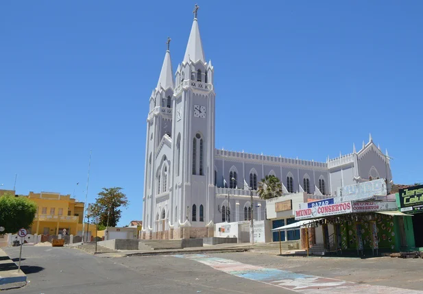 Catedral de Picos passa por reforma em sua área interna