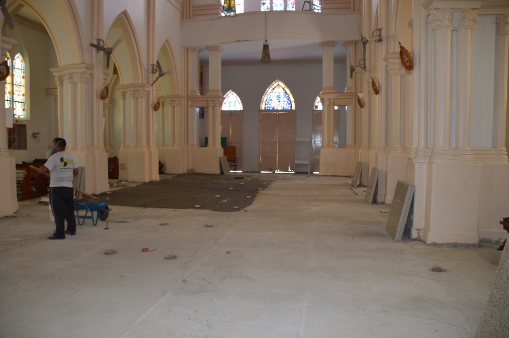 Começa a troca do piso da Catedral de Picos