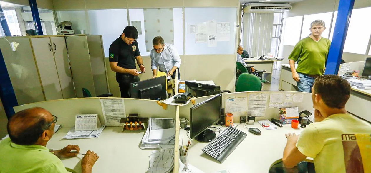 Policiais fazem buscas em gabinetes da Secretaria da Infraestrutura (Seinfra)
