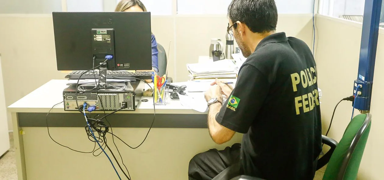 Policial federal conversa com servidora da Seinfra