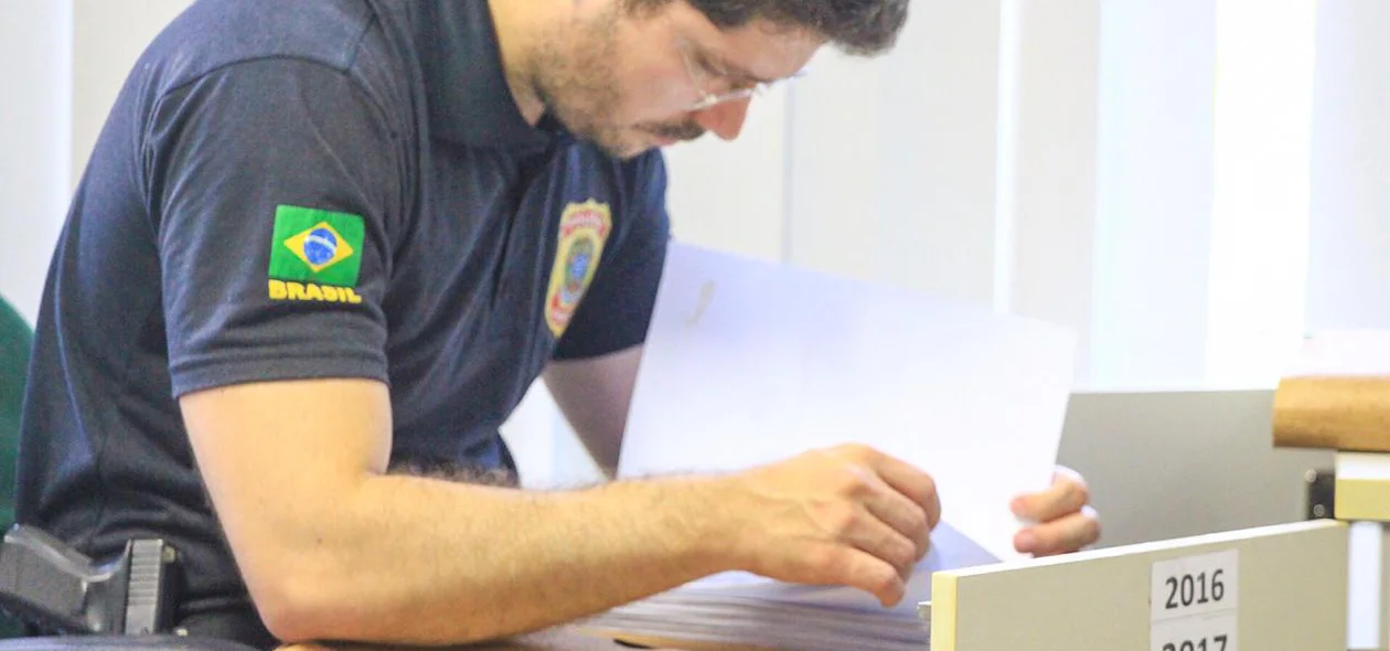 Policial Federal verifica documentos da Seinfra