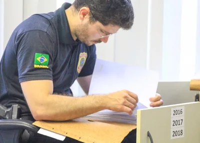 Policial Federal verifica documentos da Seinfra