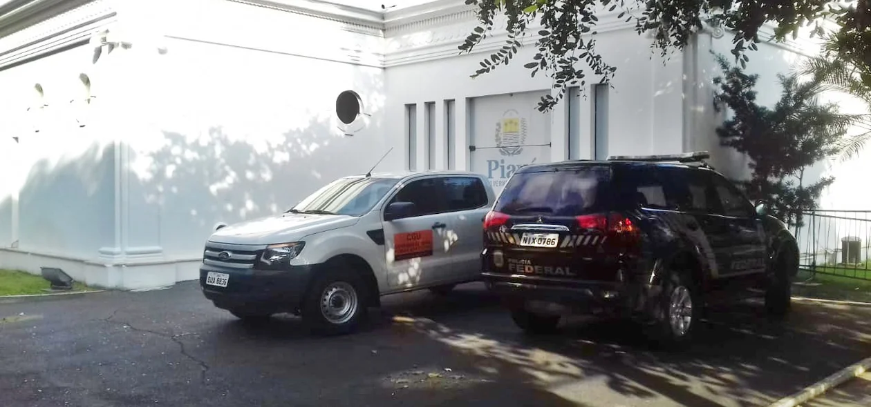 Viatura da AGU e da Polícia Federal no Palácio de Karnak