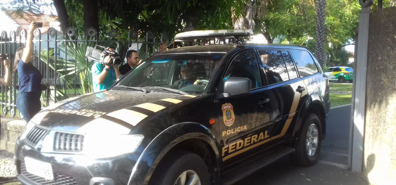Viatura da Polícia Federal saindo do Palácio de Karnak