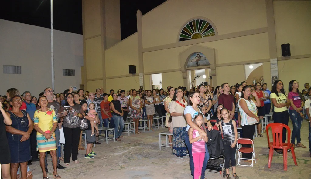 Devotos acompanham asteamento da bandeira