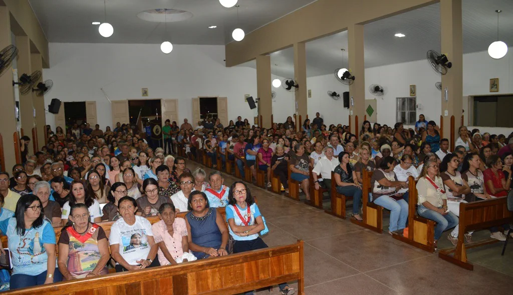 Fiéis lotam Igreja do Junco na abertura dos festejos