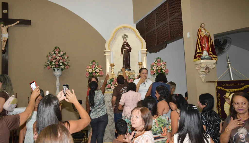 Fiéis reverenciam imagem de São Francisco de Assis