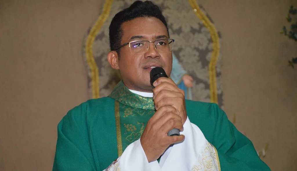 Padre Francisco Feitosa presidiu a novena-missa de abertura