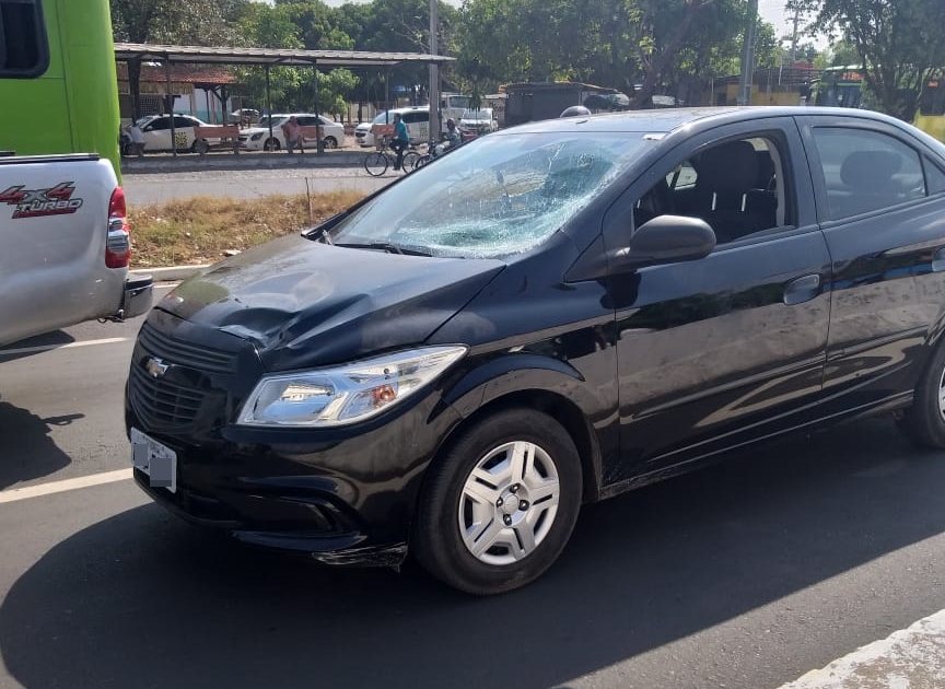 Veículo ficou com o para-brisa danificado