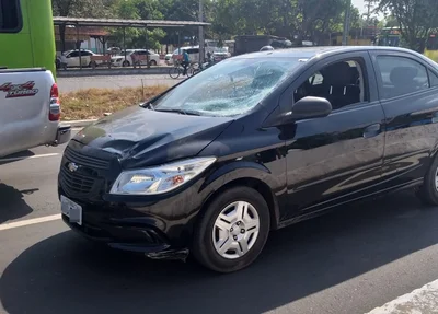 Veículo ficou com o para-brisa danificado
